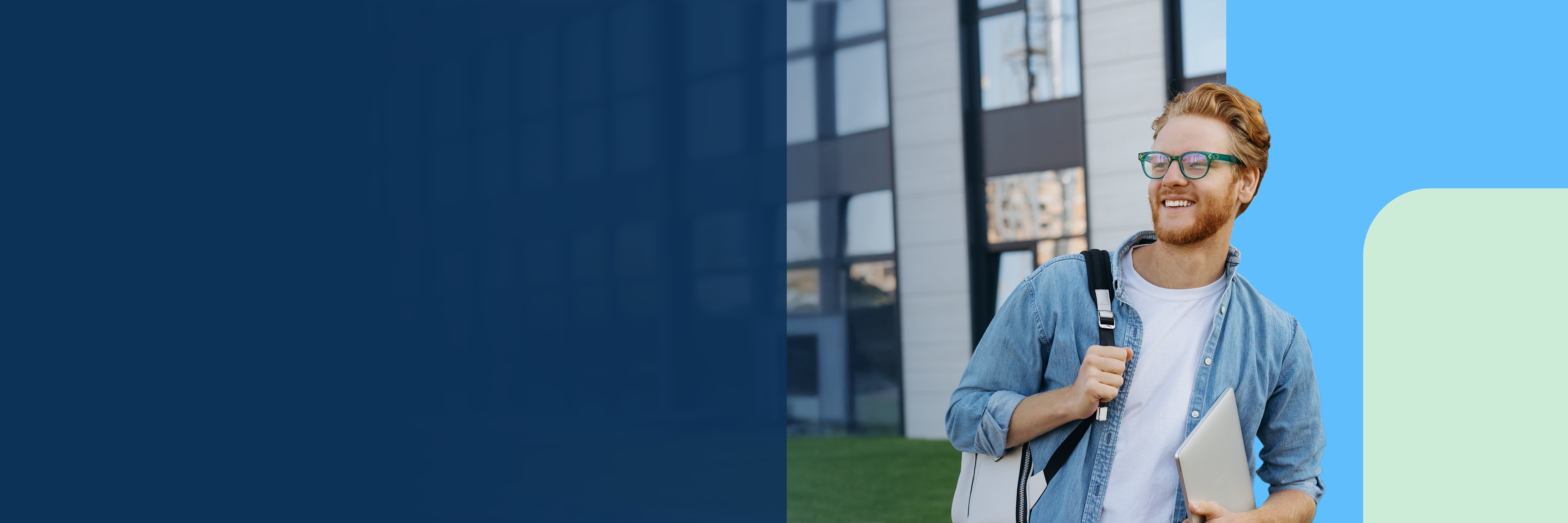 Ein junger Mann mit Rucksack auf dem Rücken.