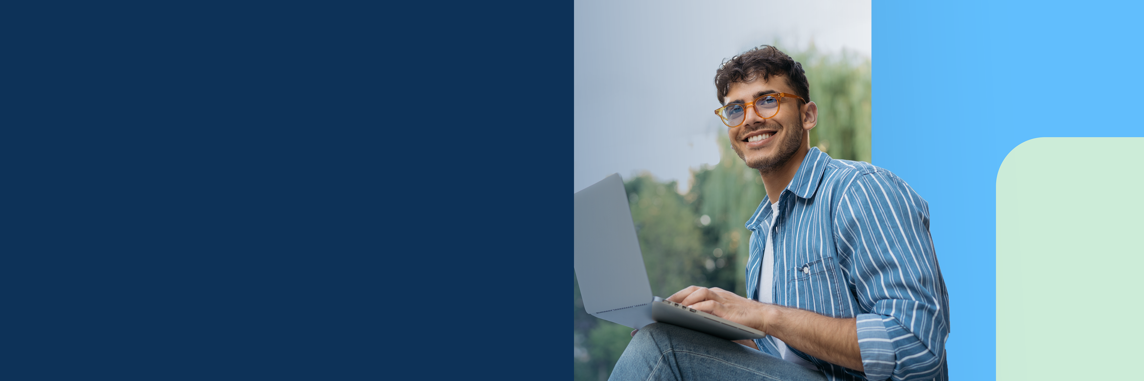 Ein junger Mann arbeitet an seinem Laptop.