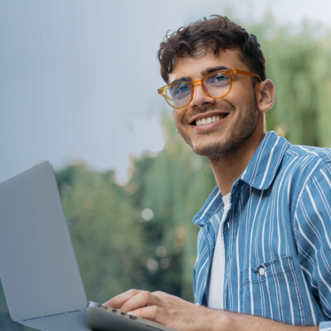 Ein junger Mann arbeitet an seinem Laptop