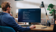 Ein Steuerberater sitzt am Laptop und schreibt einen Prompt