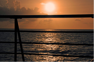 Bild eines Sonnenuntergangs auf offener See