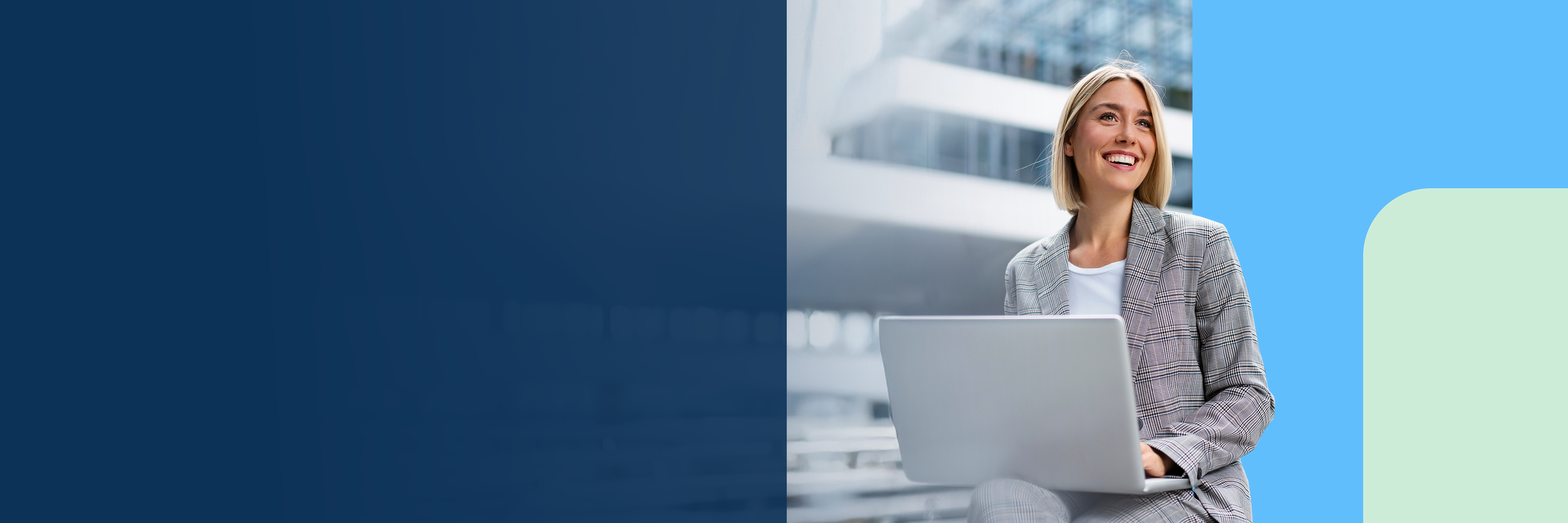 Eine junge Frau sitzt lächelnd an einem Laptop.