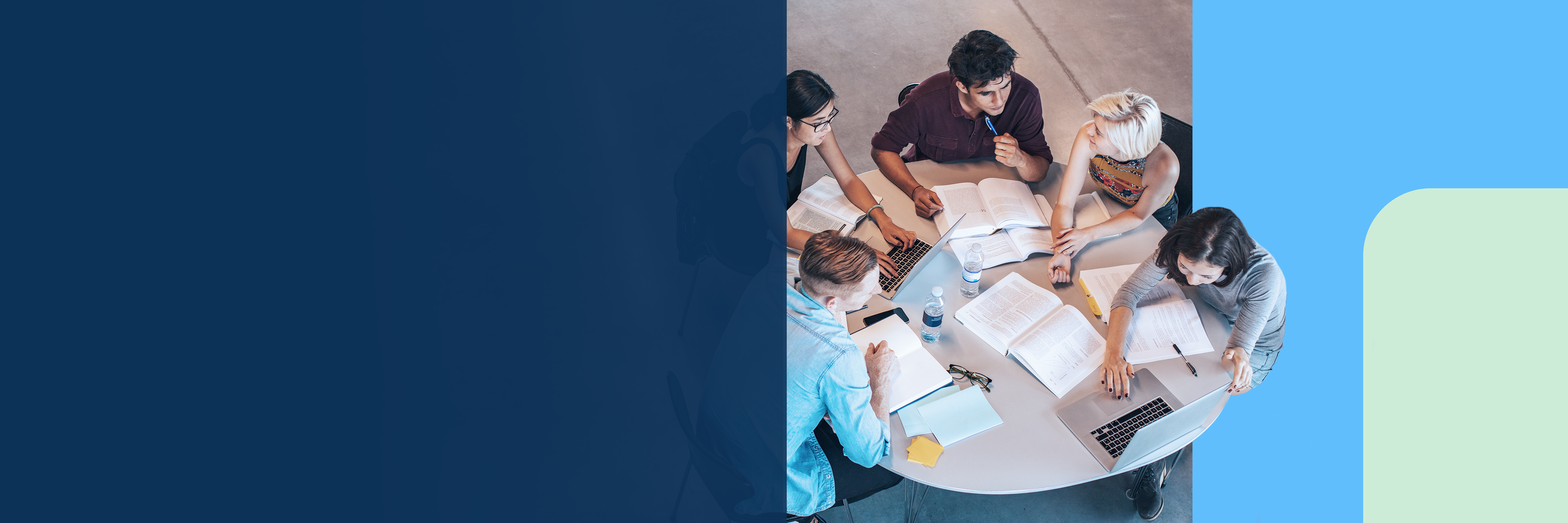 Eine Gruppe von Personen sitzt arbeitend an einem Tisch.