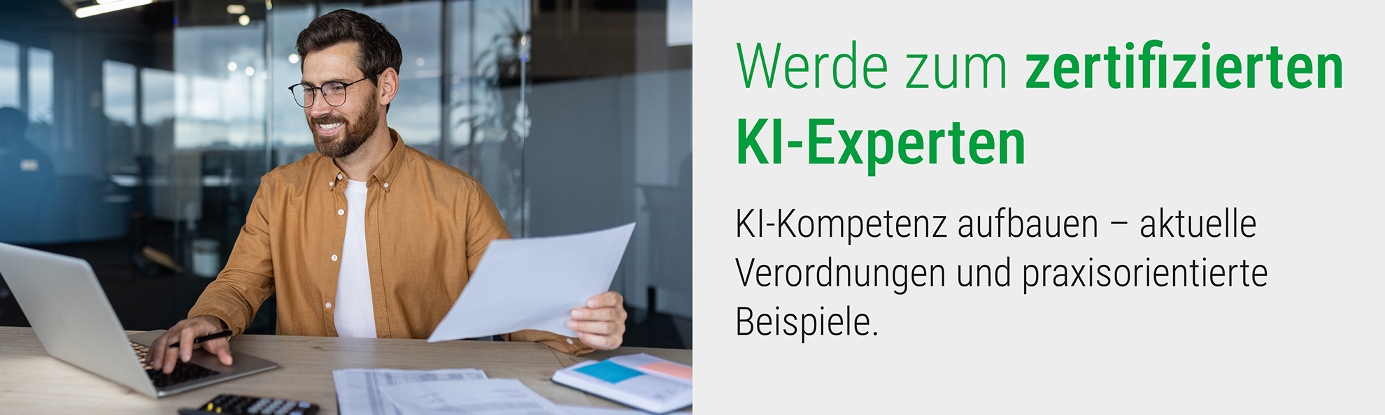 Ein Mitarbeiter sitzt vor seinem Laptop und arbeitet